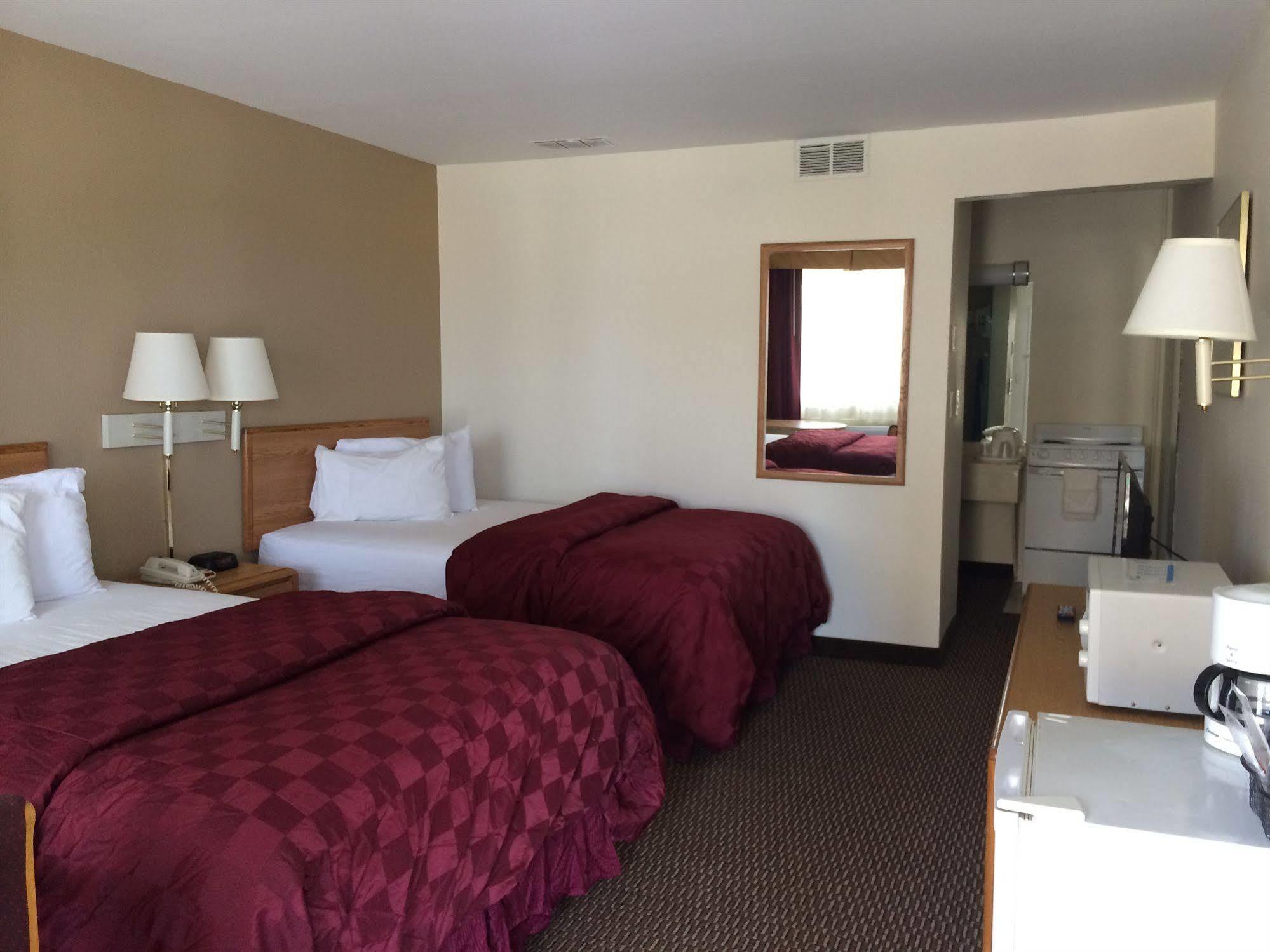 Deluxe Inn & Suites Junction City Exterior foto